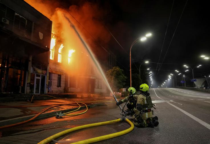 V Kijevu gori v stanovanjskih stavbah. | Foto: Reuters