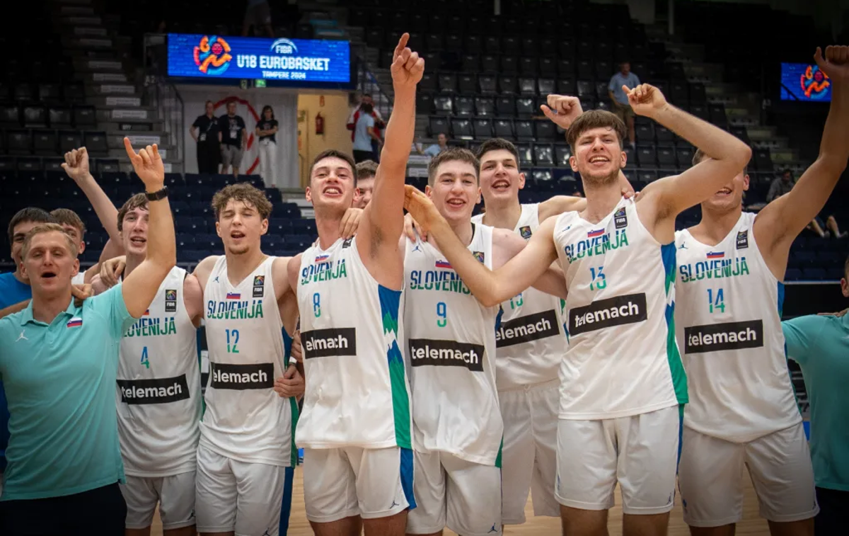 Slovenija U18 | Slovenski košarkarji se veselijo bronaste medalje. | Foto FIBA