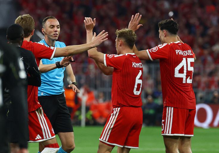 Nogometaši Bayerna so bili prepričani, da bi moral portugalski sodnik v 31. minuti pokazati na belo točko. | Foto: Reuters