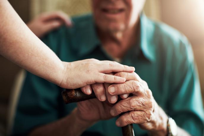 Dom starejših | Po navedbah Primorskih novic naj bi si grobo zlorabo dostojanstva dovolili medicinska sestra in negovalka.   | Foto Shutterstock