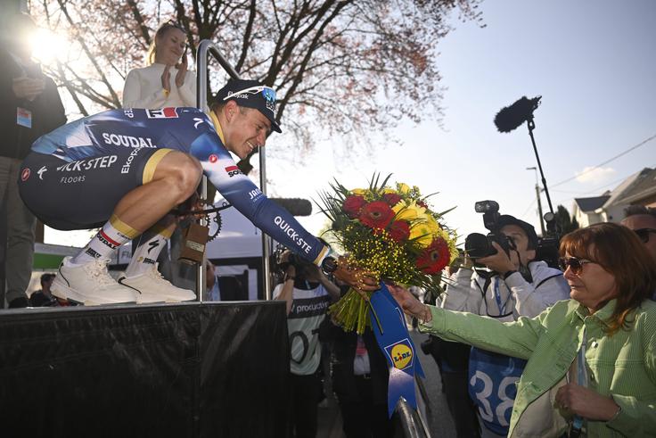 Evenepoel je zmagovalni šopek predal ženi pokojnega družinskega prijatelja Pascala Vanherberghena. | Foto: Guliverimage