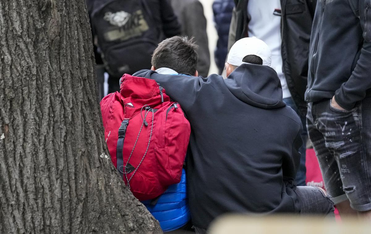 Streljanje v Beogradu |  13-letni učenec je na svoji osnovni šoli Vladislav Ribnikar v Beogradu z očetovo pištolo ubil osem učencev in varnostnika, ranil pa jih je sedem, od katerih je kasneje umrla še ena deklica.  | Foto Guliverimage