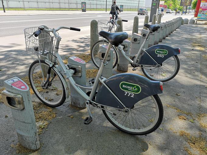 Sistem izposoje koles Bicikelj je danes zelo priljubljena dopolnitev mobilnosti. Od leta 2011 je bilo že okrog šest milijonov izposoj.  | Foto: Gregor Pavšič
