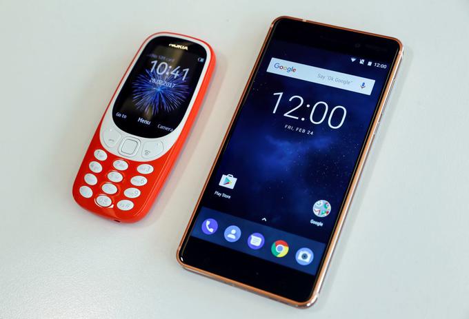 Na spletu v zadnjem času ni malo takšnih, ki menijo, da je Nokia 3310 bolj kot poskus prodora na trg zvita marketinška poteza podjetja HMD Global, ki želi pozornost javnosti pritegniti k vsem novim mobilnim telefonom, tudi pametnim modelom Nokia 3, 5 in 6. Če se bo obenem prodajala dobro, pa nič hudega – naredili so jo za drobiž, prodajali pa jo bodo za 49 evrov. Na fotografiji Nokia 3310 (levo) in Nokia 6 (desno). | Foto: Reuters