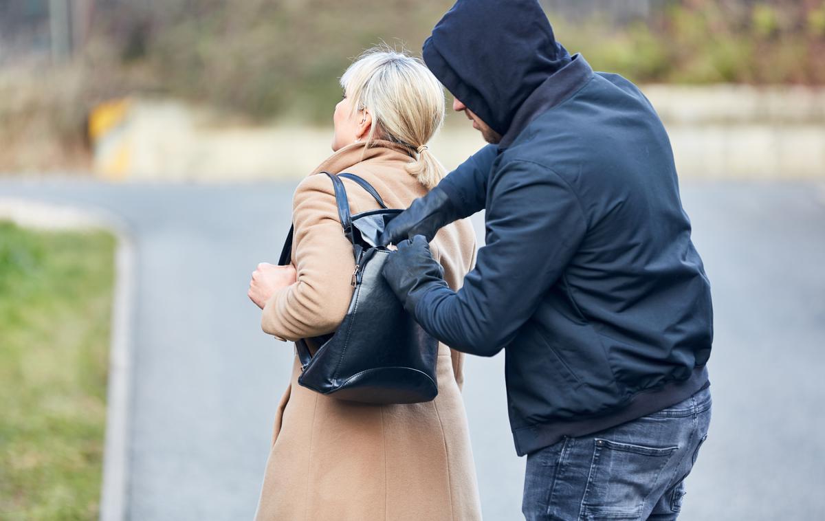 Rop, tat | Moška sta se po kraji s skuterjem odpeljala dalje, so danes sporočili s Policijske Maribor. | Foto Shutterstock
