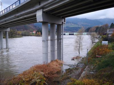 Oseba skočila v Dravo, poteka iskalna akcija