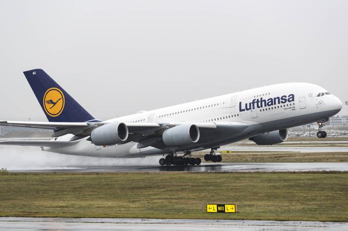 Lufthansa airbus A380 | Lufthansa ima v Španiji in Franciji parkiranih osem airbusov A380. Koliko jih bodo znova aktivirali, danes še ni znano, a z njimi želijo ublažiti naval potnikov ter preprečiti ponovitev trenutne situacije, ko morajo zaradi pomanjkanja pilotov odpovedovati lete. | Foto Guliver Image