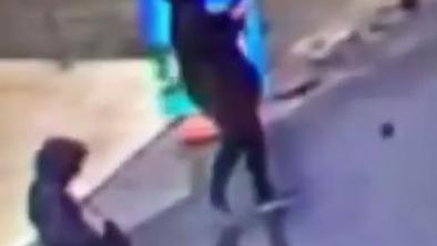 Ubili oboroženi ženski, ki sta streljali na policiste (video)