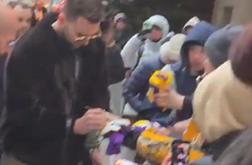 Kakšna vrsta! Pred hotelom v New Yorku so vsi želeli podpis Luke Dončića. #video