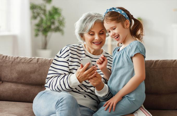 babica vnukinja mobitel | Foto: Getty Images