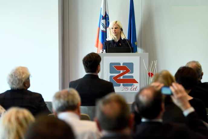 Ksenija Klampfer delodajalci | Delodajalci so ob tem ministrici povedali, da slovenski izobraževalni sistem ni dober, saj gospodarstvu ne zagotavlja kadrov, ki jih potrebuje. | Foto STA