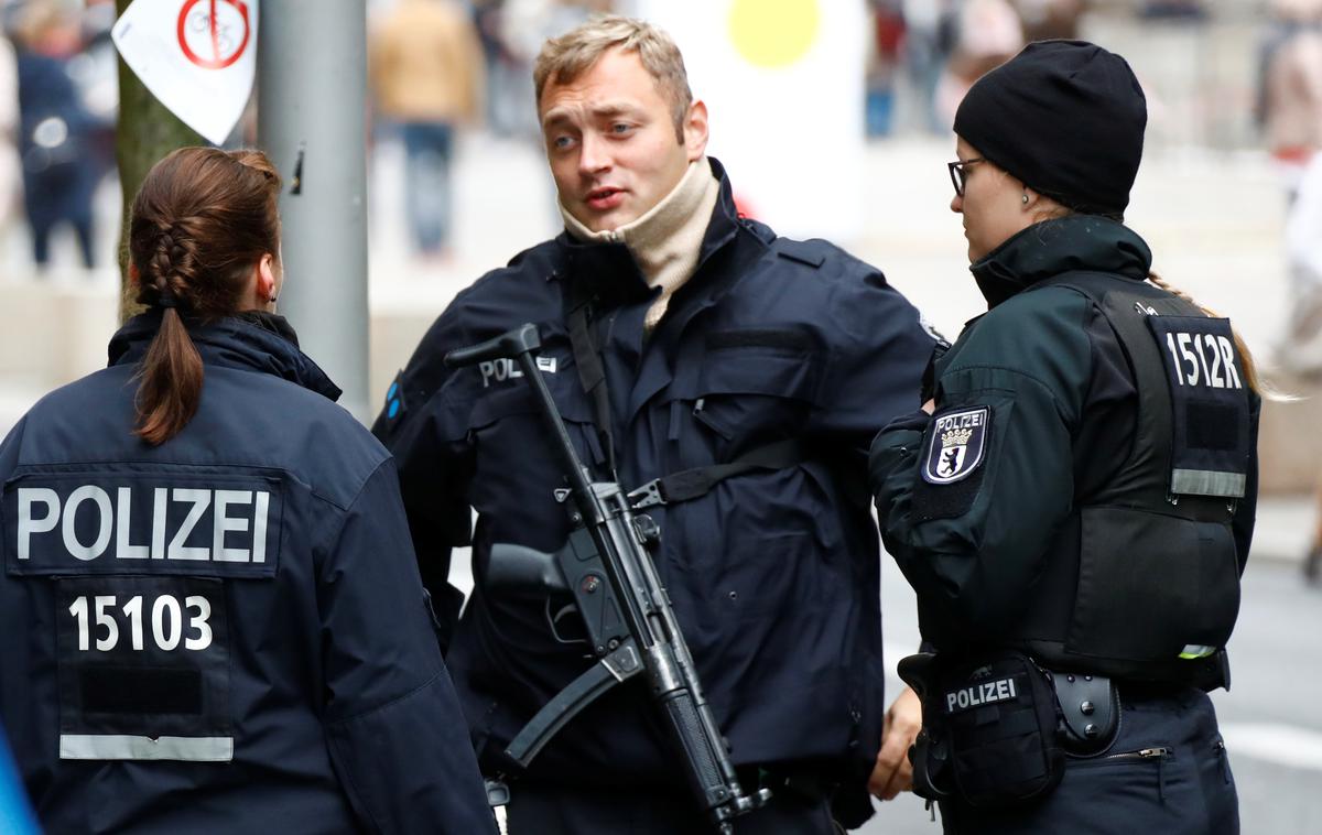 nemška policija | Domnevno duševno bolna mama je čez balkonsko ograjo vrgla svoji hčerki, nato pa poskušala storiti samomor. Padec je bil za triletnico usoden. | Foto Reuters