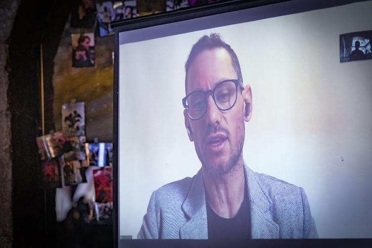 Schatz je ob razkritju afere preko videopovezave sodeloval na novinarski konferenci Inštituta 8. marec. | Foto: Ana Kovač