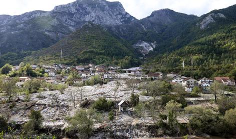 Kamnolom usoden za vas blizu Jablanice. Odpadkov niso odpeljali že leta.