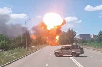 Silovita eksplozija ruskega tovornjaka, polnega streliva #video