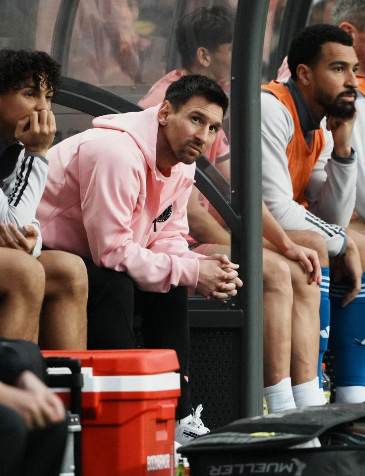 Messi na klopi. | Foto: Reuters