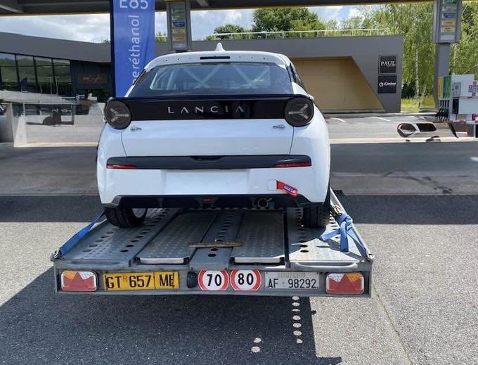 Lancio so v Italijo pripeljali iz Pariza, kjer jih izdelujejo pri Peugeot Sportu. | Foto: RB Motorsport