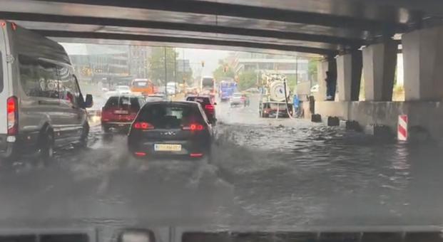 Poglejte, kako je v središču Ljubljane. Brez terenskega vozila zelo težko. #video