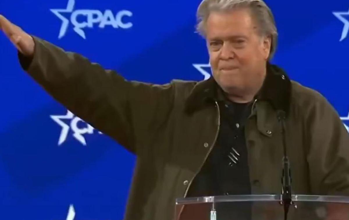 Steve Bannon, Donald Trump, nekdanji svetovalec, nacistični pozdrav | Steve Bannon se je sicer v svojem govoru na konferenci, na kateri naj bi med drugim nastopila tudi italijanska premierka Giorgia Meloni, poslužil značilne bojevite retorike. Republikanca Trumpa je prikazal kot osrednjo osebnost sodobne zgodovine, občinstvo pa pozval k boju za Trumpa, republiko in državo ter opozoril na težke čase, ki so pred nami, še poroča dpa. | Foto @EvanDyerCBC/X