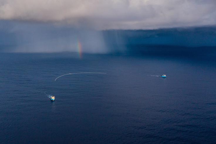 Organizacija The Ocean Cleanup, ki jo je leta 2013 ustanovil danes šele 27-letni nizozemski izumitelj hrvaških korenin Boyan Slat, je pred skoraj petimi leti proti Tihemu oceanu poslala eksperimentalno floto zajetij za plastične smeti, ki plavajo tik pod gladino Tihega oceana. Po več porazih in negotovosti javnosti so leta 2021 v organizaciji razglasili, da ni več dvoma, da prototipni lovilec plastičnih odpadkov deluje. V pristanišče v Viktoriji na zahodu Kanade so njihova plovila, vračajoč se z 12 tednov trajajočih misij prestrezanja smeti, oktobra 2021 pritovorila več deset ton odpadne plastike, nabrane na Tihem oceanu. Projekt se od takrat zgolj še širi. | Foto: The Ocean Cleanup