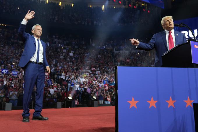 Donald Trump in Robert F. Kennedy mlajši na petkovem političnem shodu, na katerem je drugi izrekel podporo prvemu na prihajajočih predsedniških volitvah.  | Foto: Guliverimage