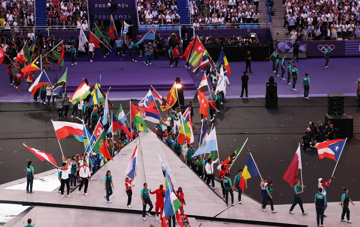 Pariz 2024, zaključna slovesnost | Slovensko zastavo sta na zaključno slovesnost prinesla Toni Vodišek in Pia Babnik. | Foto Reuters