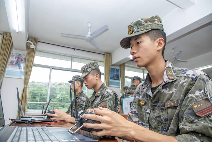 Poročilo opozarja: v morebitni vojni s Kitajsko bi lahko ameriško vojsko preplavili množični napadi dronov. Na fotografiji: kitajski vojaki, ki upravljajo drone. | Foto: Guliverimage