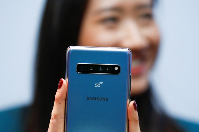 Galaxy S10+ 5G | Samsungova serija pametnih telefonov S10 (na sliki) bo 11. februarja dobila naslednika, a zaradi koronavirusa bo dobava dodatne opreme zanjo najverjetneje zamujala. | Foto Reuters