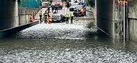 Tragedija v Italiji: umrla ženska, ki je z avtomobilom obtičala v poplavljenem podvozu