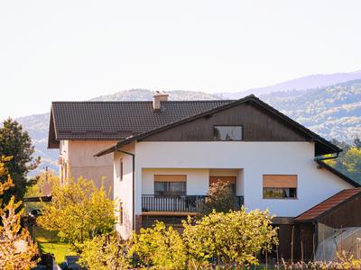 Prenova starih hiš: lahko 360 tisoč hiš pomaga rešiti stanovanjsko krizo?