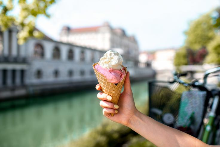 Kljub višjim cenam sladoled očitno še ni postal razvada, ki bi se ji Slovenci želeli odpovedati – za mnoge ostaja nepogrešljiv del poletja. | Foto: Shutterstock