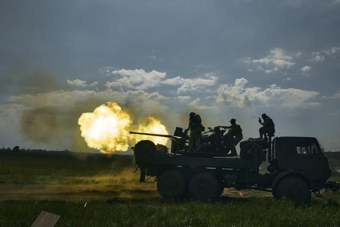 Ukrajinske sile naj bi se medtem utrdile tudi na ponovno zavzetih položajih na meji med regijama Doneck in Zaporožje. Tam uničujejo rusko vojaško opremo, skladišča in baze, je dodala Maljarjeva. | Foto: AP / Guliverimage