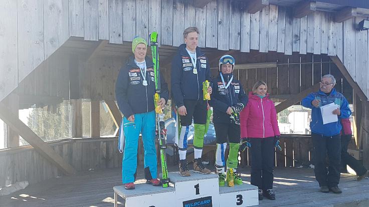 Z vašo pomočjo bodo naši smučarji lažje prišli do čimveč novih stopničk. | Foto: 
