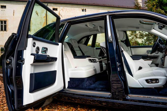 "Samomorilska" vrata so pojem luksuza pri Rolls-Royceih, kot sta phantom in ghost. Tu se zadnja vrata odpirajo samostojno, torej ne glede na sprednja stranska. | Foto: plac.siol.net