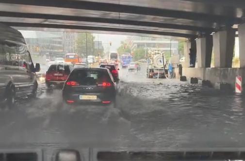 Poglejte, kako je v središču Ljubljane. Brez terenskega vozila zelo težko. #video
