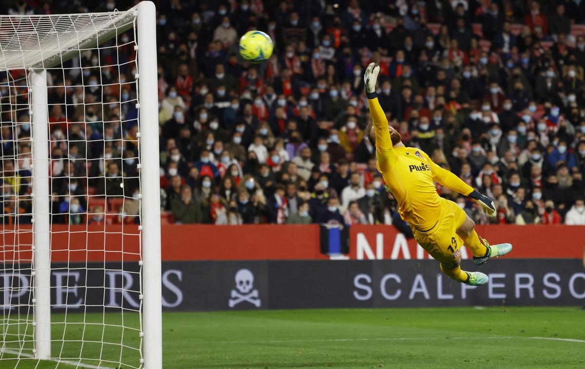 Jan Oblak | Jan Oblak je moral po žogo v svojo mrežo na tekmi v Sevilli že v 7. minuti. | Foto Reuters