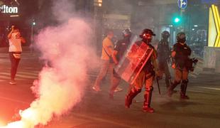 Na novih protestih v Srbiji znova izgredi