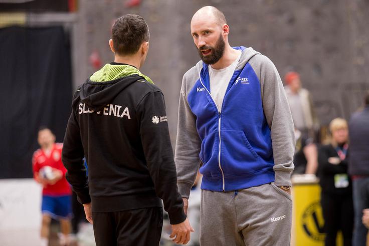 Slovenski kapetan na prijateljskih tekmah s Srbijo Sloveniji ni mogel pomagati. Svoje šive na levi roki pa je skrbno skrival pred fotografi, saj se bal, da bi njegovo nesrečo lahko izkoristili Makedonci. | Foto: Urban Urbanc/Sportida