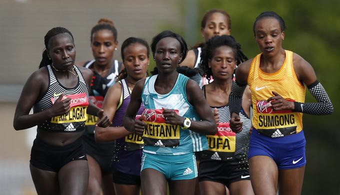 Florence Kiplagat (levo) in Mary Keitany (v sredini) sta dobili le vlogo rezerv. Mesto v ekipi ima zagotovljeno zmagovalka londonskega maratona Jemima Sumgong (desno). | Foto: Reuters