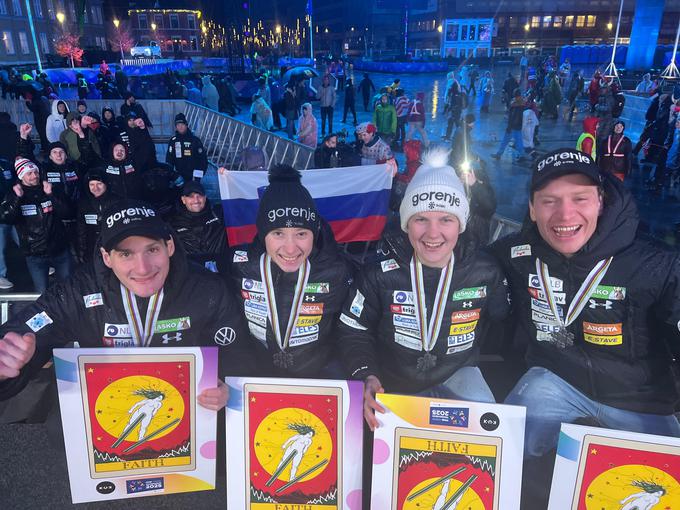 Na ekipni tekmi se je veselila srebrne medalje. | Foto: Smučarska zveza Slovenije