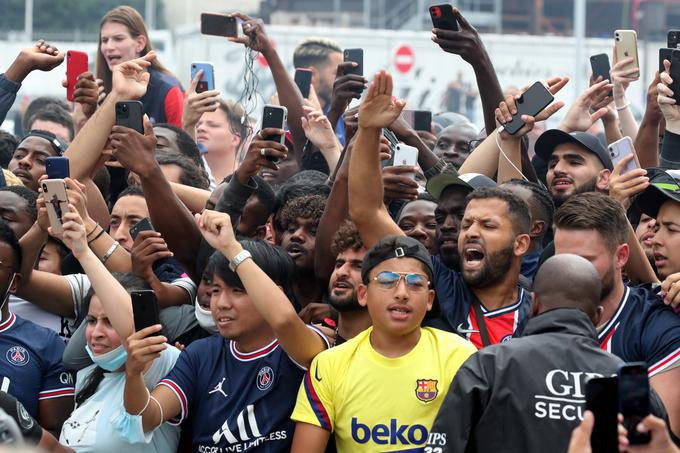Navijači PSG so v torek hitro prihrumeli pred hotel, v katerem se je po prihodu v Parizu nastanil Messi. | Foto: Reuters