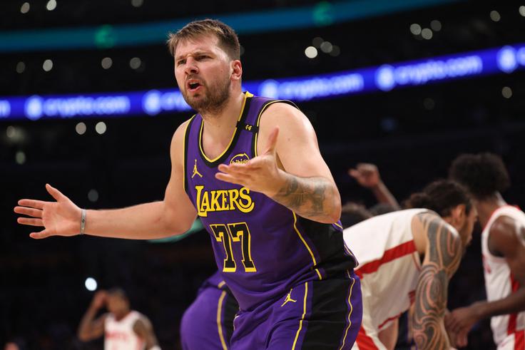 Luka Dončić je dve minuti pred koncem prejel že peto osebno napako na srečanju. | Foto: Reuters
