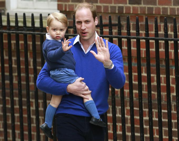 V kratkih hlačah tudi v porodnišnici, kjer je prvič srečal svojo sestro Charlotte. | Foto: Reuters