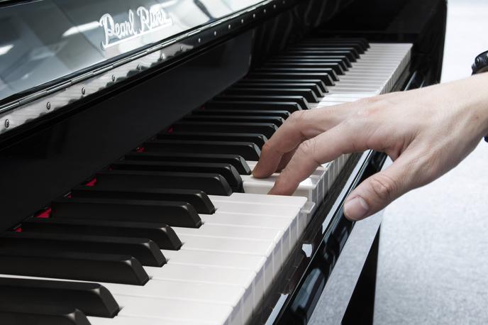 Igranje klavirja | V Društvu klavirskih pedagogov Slovenije pozivajo zakonodajalca, da v zakonu natančno opredeli, da je igranje akustičnih instrumentov podnevi dovoljeno. Fotografija je simbolična. | Foto Guliverimage