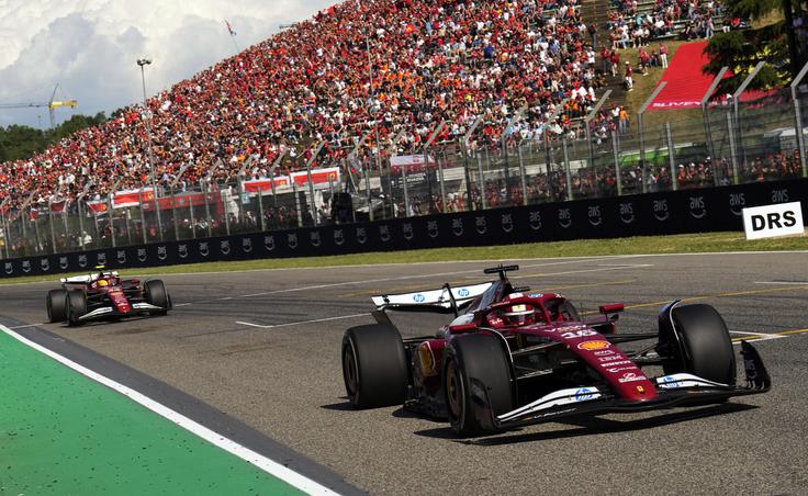 Charles Leclerc je moral predse spustiti tudi Lewisa Hamiltona.  | Foto: Reuters