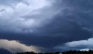 Nevihta se giblje v smeri proti jugovzhodu, nestabilno vreme do nedelje #foto