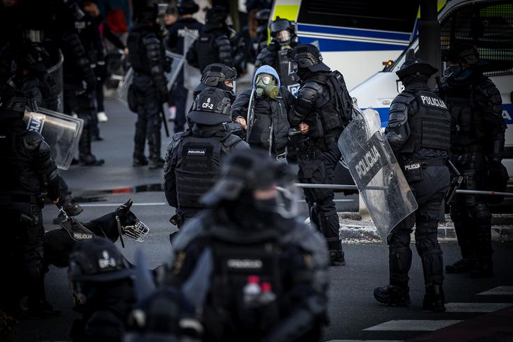 "Na splošno pojasnjujemo, da so bila za zagotovitev javnega reda uporabljena potrebna prisilna sredstva, da je bil učinkovito zagotovljen javni red. Policisti so poleg fizične sile zaradi obvladovanja upiranja oseb in odrivanja množice uporabili ščite, specialno oklepno vozilo z ograjo, plinski razpršilec, konjenico in službene pse," so še navedli v sporočilu.
 | Foto: Ana Kovač