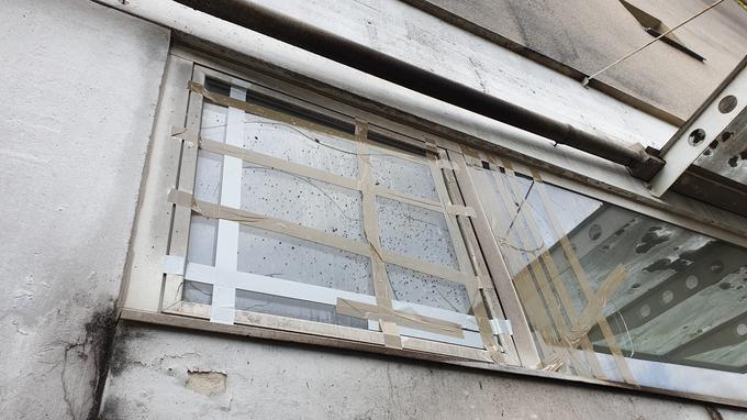 Od vročine so zaradi gorečega smetnjaka društvu Sonček popokala okna. | Foto: Metka Prezelj