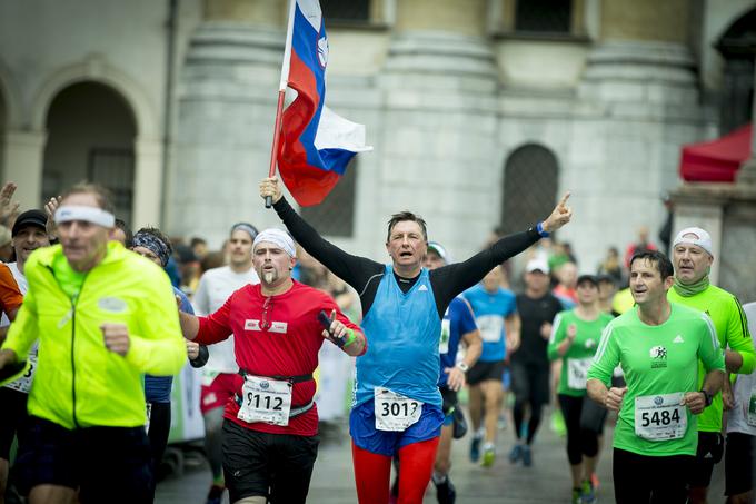 Polmaratona se je lotil tudi predsednik države Borut Pahor. Za 21 kilometrov, ki jih je pretekel v družbi varnostnika, je potreboval uro in 53 minut. "Glede na to, kako sem užival, sem mislil, da bo čas boljši," je priznal v cilju, ki ga je prečkal s slovensko zastavo v rokah. | Foto: Ana Kovač