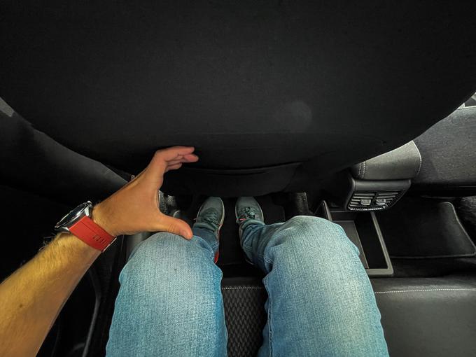 Za voznikovim sedežem je dovolj prostora za kolena odraslega potnika, tudi v višino je centimetrov več kot dovolj. | Foto: Gašper Pirman